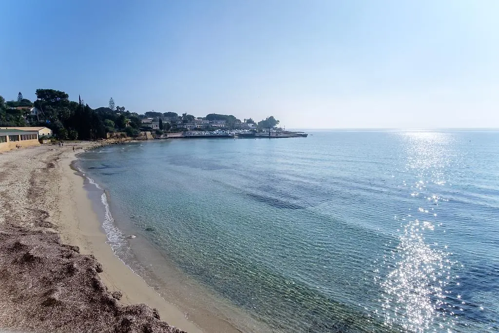 Dalle Grotte Al Mare Fontane Bianche 0*,  Itálie